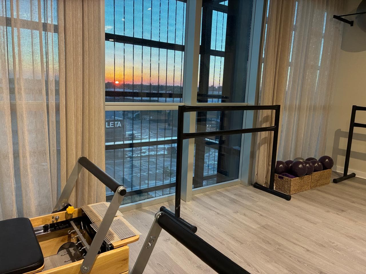 Barra y pelotas de pilates junto a la ventana de Graan Studio